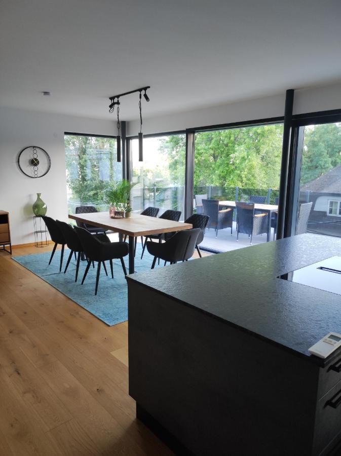 Apartment Luxurioeses Penthouse Mit Blick Auf Uno-city Und Dem Kaiserwasser. 3schlafzimmer, 2 Baeder, Privat Lift Ins